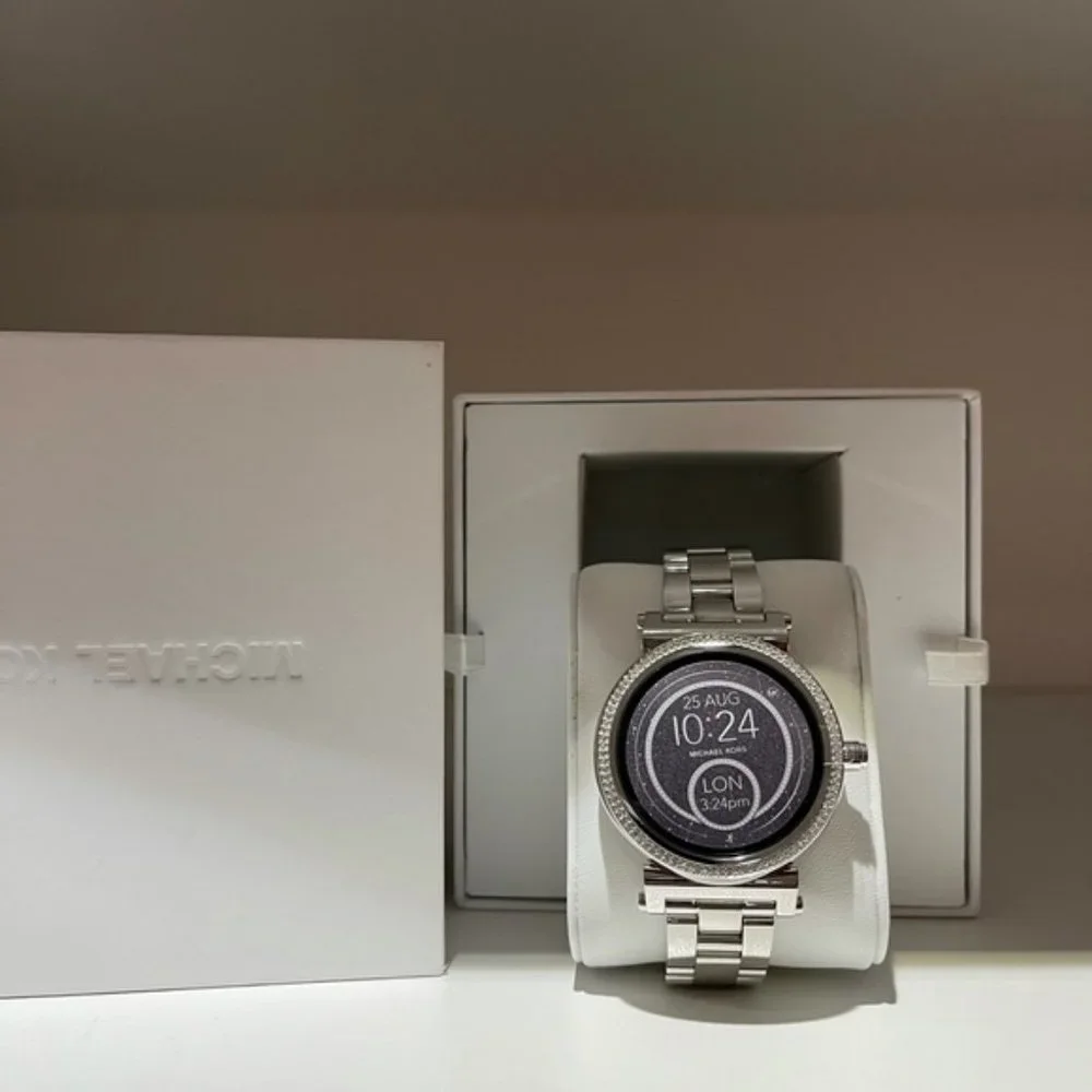 Brand New &Auth Michael Kors Smart Watch Silver - Picture 6 of 6